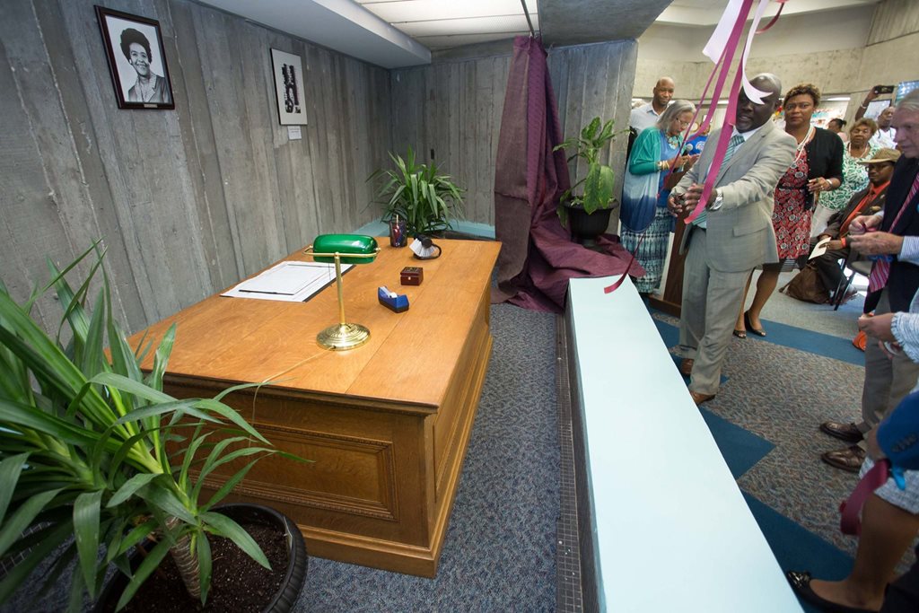 City Councilman Sam Newby unveiling the legislative desk of Mary Singleton a the Senior Center named in her honor, Sept. 20, 2017. 