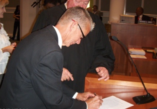 Photo of Council Member Doyle Carter signing the Oath of Office.